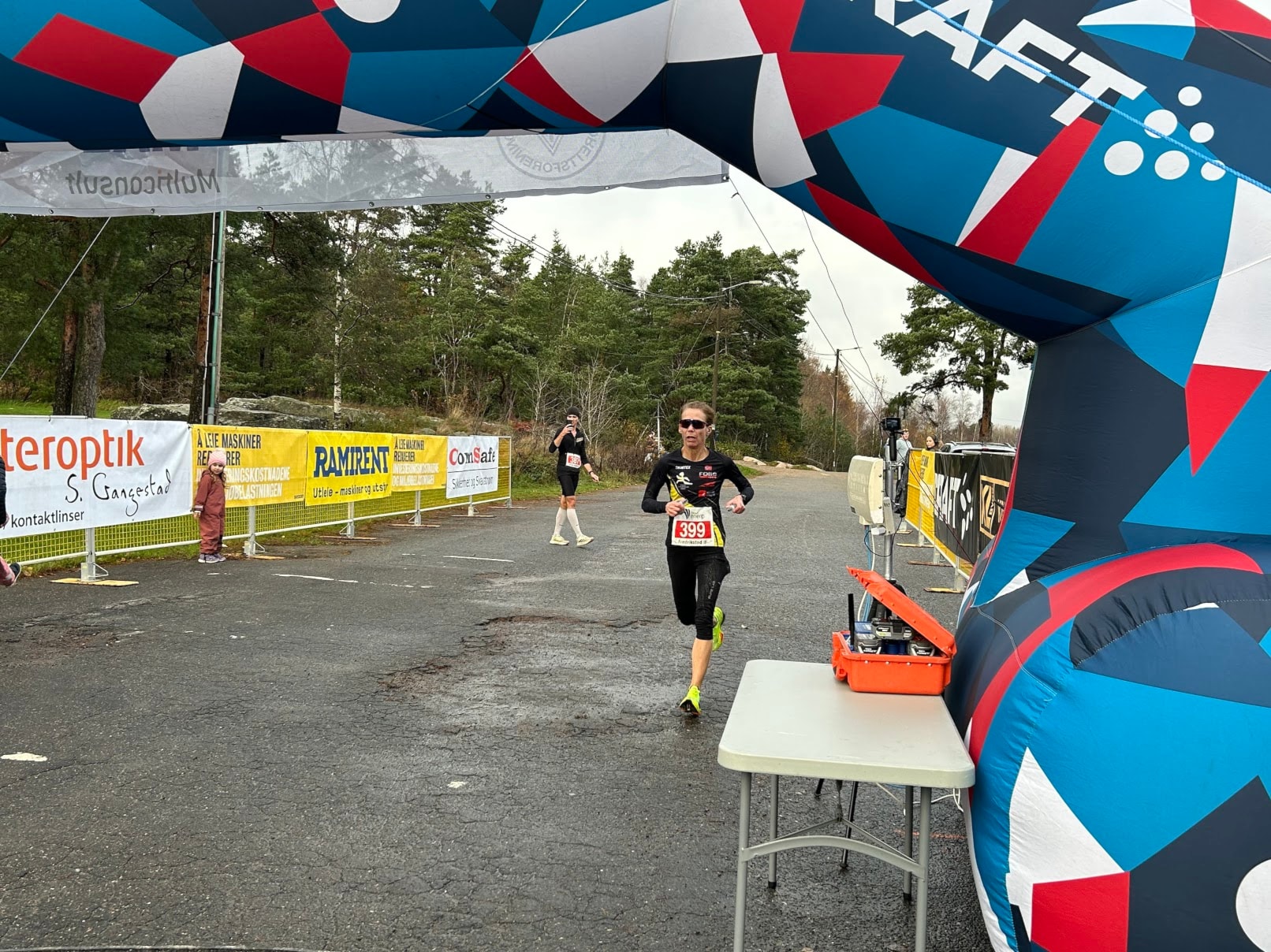 Ingvild Aurdal på 2. plass i Fredrikstad Maraton. 6 fra klubben deltok.